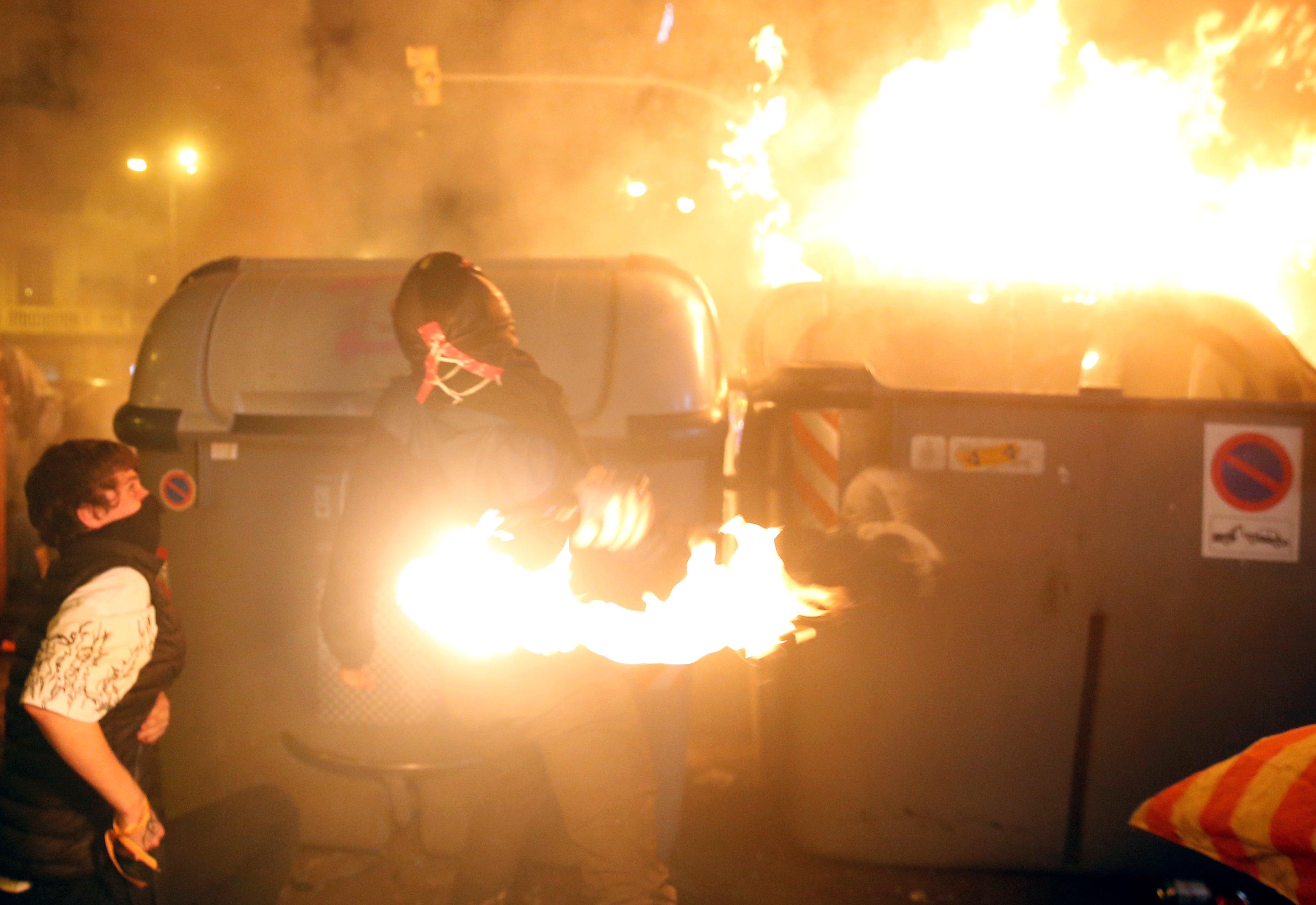 Incendian contenedores y montan barricadas en la Rambla de Barcelona Incendian contenedores y montan barricadas en la Rambla de Barcelona