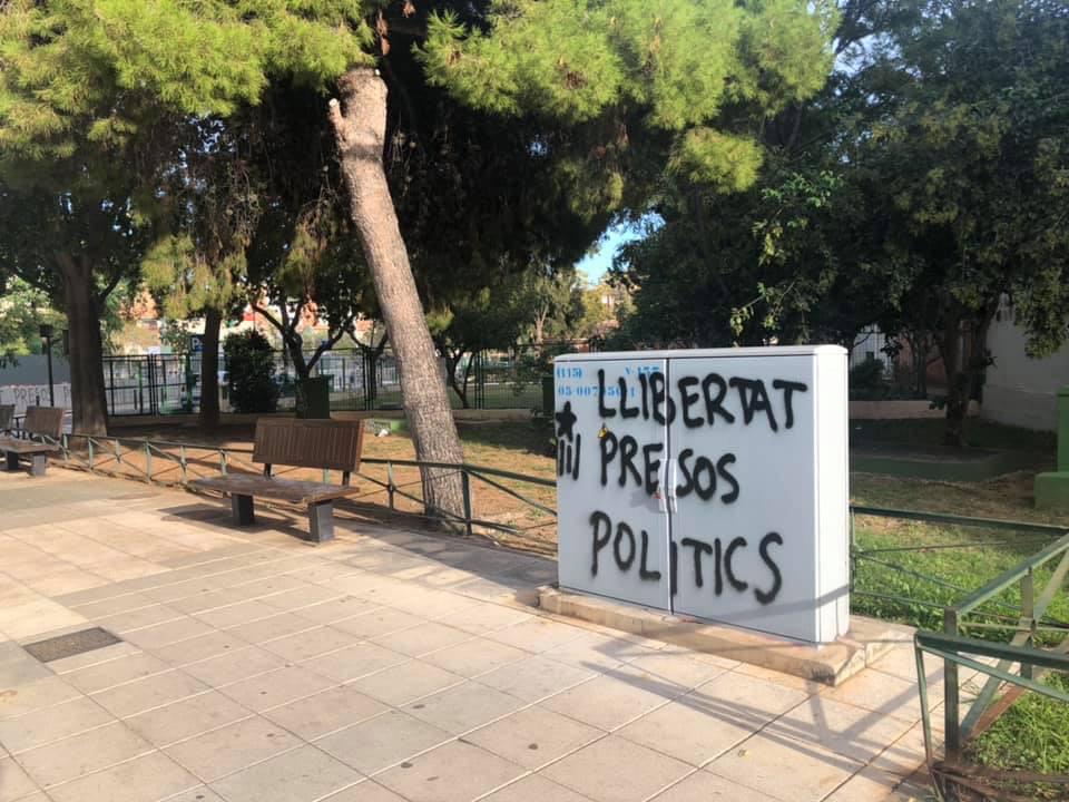 El PP de Castellón denuncia "malestar vecinal" tras la aparición de "pintadas con lazos amarillos y proclamas independentistas por toda la ciudad" El PP de Castellón denuncia "malestar vecinal" tras la aparición de "pintadas con lazos amarillos y proclamas independentistas por toda la ciudad"