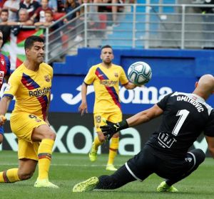 Suárez batió a Dmitrovic... pero estaba en fuera de juego Suárez batió a Dmitrovic... pero estaba en fuera de juego