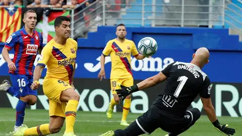 Suárez batió a Dmitrovic... pero estaba en fuera de juego Suárez batió a Dmitrovic... pero estaba en fuera de juego