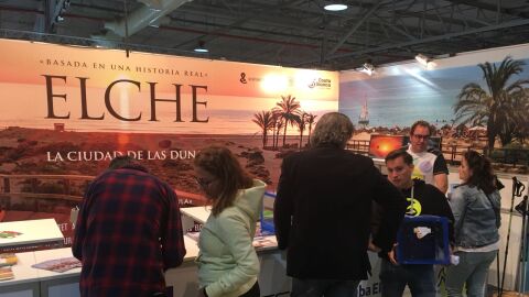 Expositor de Visitelche en una feria tur&iacute;stica.