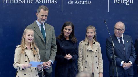 La princesa Leonor y su hermana, la infanta Sof&iacute;a, con los Reyes en Asturias