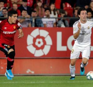 El jugador del Real Madrid, Odriozola, disputa el balón con el del Mallorca, Fran Gámez El jugador del Real Madrid, Odriozola, disputa el balón con el del Mallorca, Fran Gámez