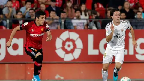 El jugador del Real Madrid, Odriozola, disputa el balón con el del Mallorca, Fran Gámez El jugador del Real Madrid, Odriozola, disputa el balón con el del Mallorca, Fran Gámez