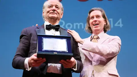 Bill Murray recibe el premio honorífico del Festival de Roma de manos de Wes Anderson El protagonista de 'El día de la marmota' o 'Cazafantasmas' es el galardonado de la edición 14 del festival