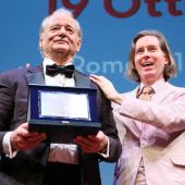Bill Murray recibe el premio honorífico del Festival de Roma de manos de Wes Anderson
