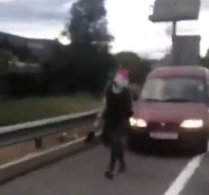 Las impactantes imágenes del atropello a dos personas en una concentración de los CDR en Argentona, Barcelona Las impactantes imágenes del atropello a dos personas en una concentración de los CDR en Argentona, Barcelona