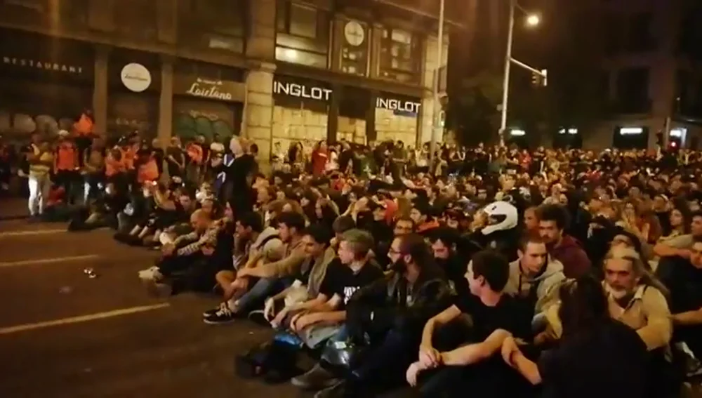 Un grupo de manifestantes pacifistas frente a la Policía Nacional: &quot;¡Cataluña es antifascista!&quot;