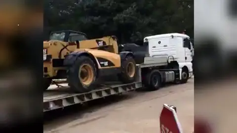 Así ha entrado la maquinaria para exhumar a Franco en el Valle de los Caídos Así ha entrado la maquinaria para exhumar a Franco en el Valle de los Caídos