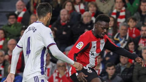 I&ntilde;aki Williams pelea un bal&oacute;n con un jugador del Valladolid