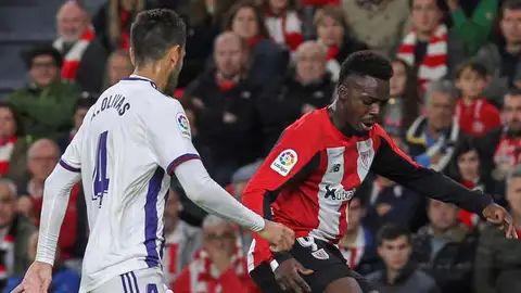 Iñaki Williams pelea un balón con un jugador del Valladolid Iñaki Williams pelea un balón con un jugador del Valladolid