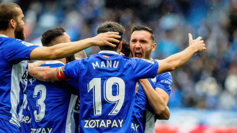 Los jugadores del Alav&eacute;s celebran un gol