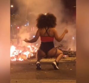 Un frame del vídeo de la joven haciendo 'twerking' Barcelona Un frame del vídeo de la joven haciendo 'twerking' Barcelona