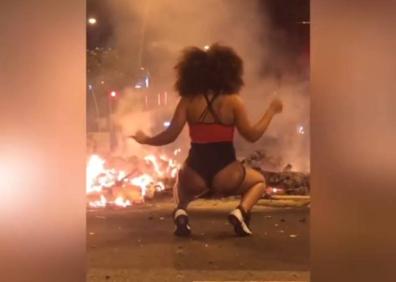 'Twerking' como protesta: Así se expresa una influencer frente a las llamas en Barcelona 'Twerking' como protesta: Así se expresa una influencer frente a las llamas en Barcelona