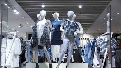 Imagen de archivo escaparate tienda de ropa. 