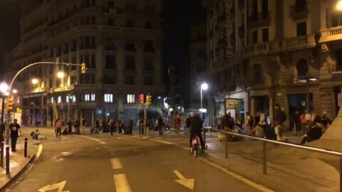 Varios j&oacute;venes se quedan bailando y bebiendo en la plaza Urquinaona de Barcelona tras las protestas