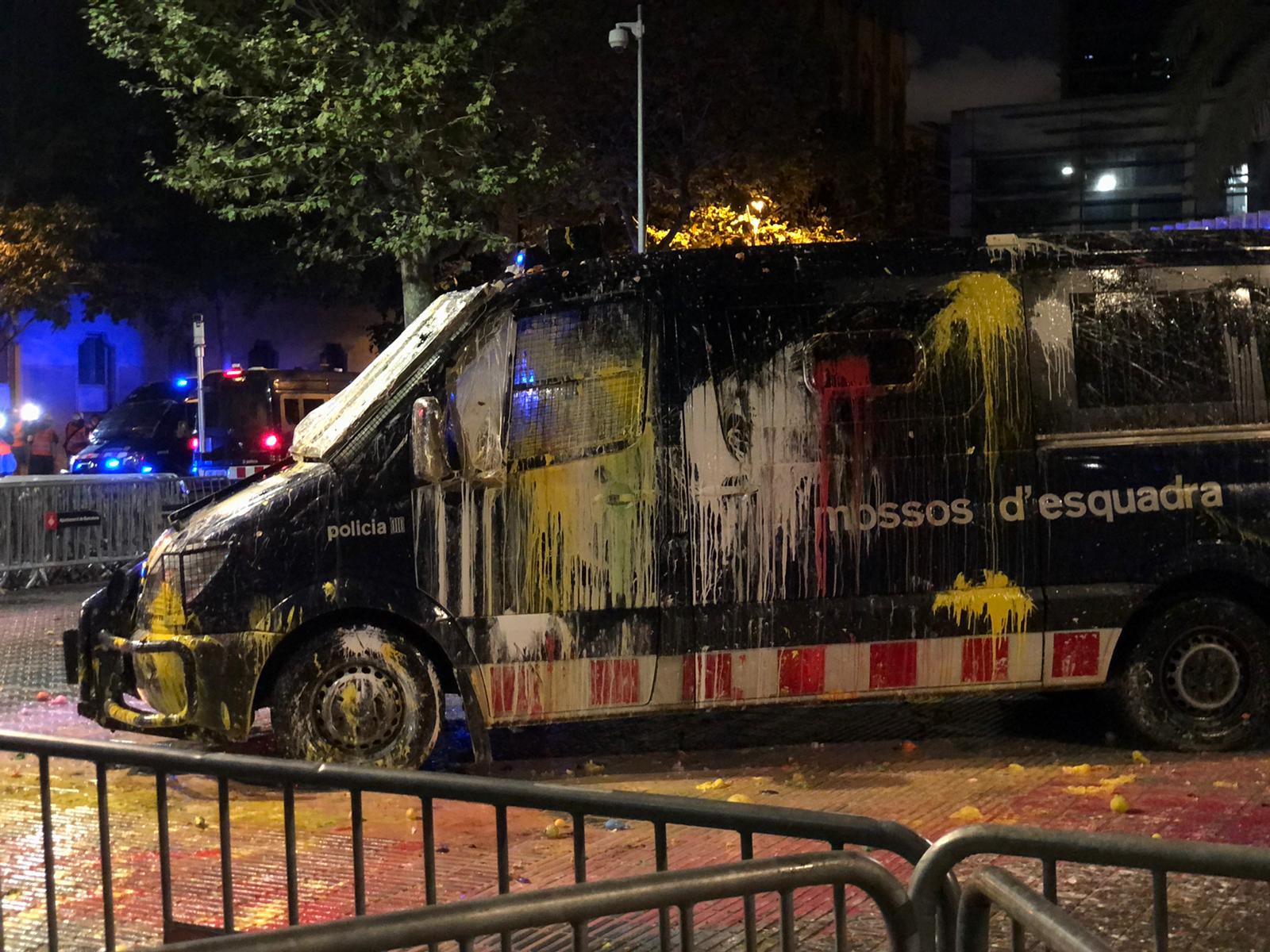 Varios manifestantes lanzan globos de pintura a la Conselleria de Interior en Barcelona Varios manifestantes lanzan globos de pintura a la Conselleria de Interior en Barcelona