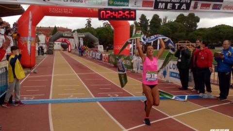 Gemma Arenas, entrando triunfadora en el Quijote Marat&oacute;n de Ciudad Real