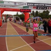 Gemma Arenas, entrando triunfadora en el Quijote Maratón de Ciudad Real