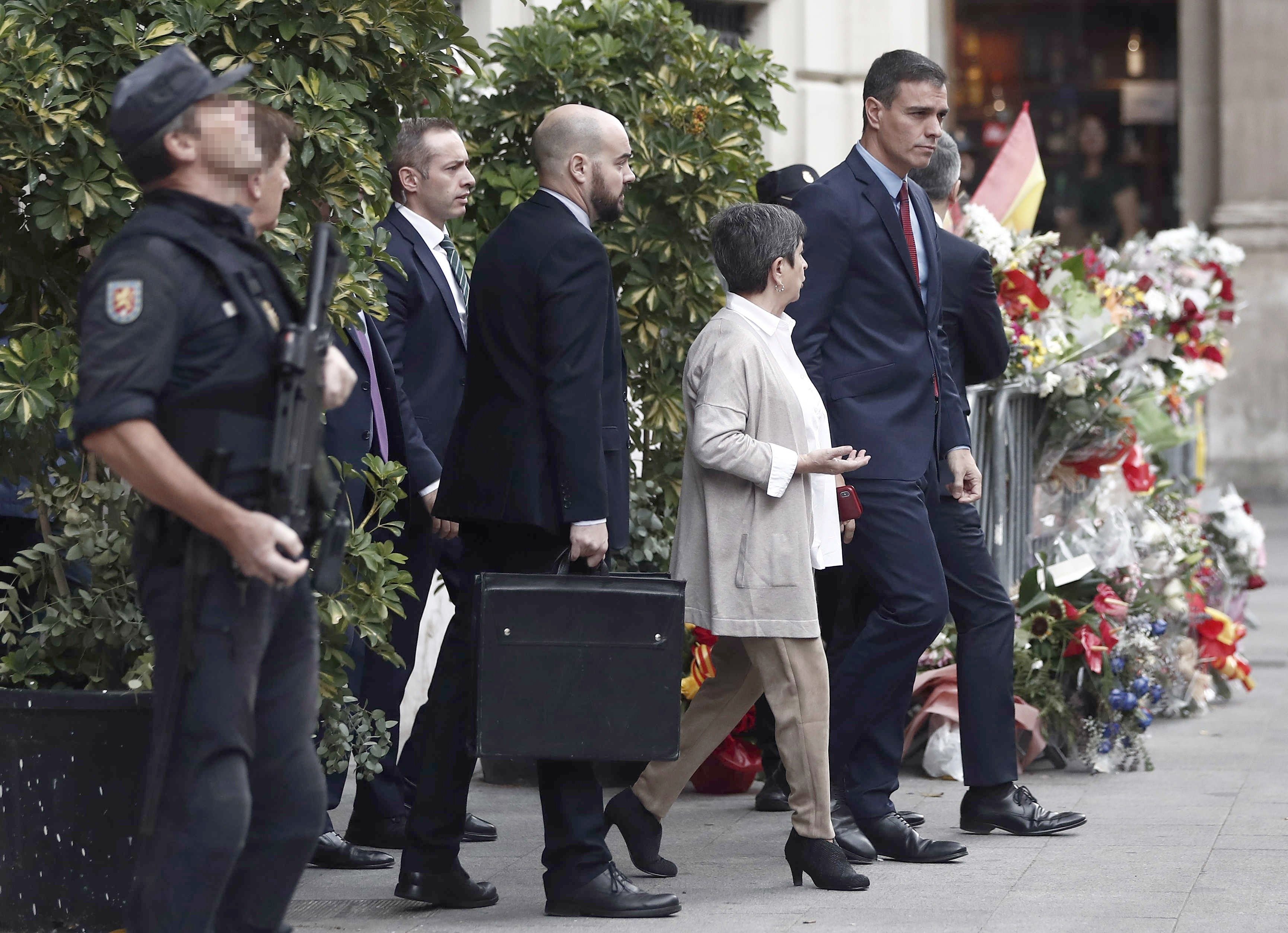 Sánchez visita la Jefatura Superior de Policía de Cataluña y a los agentes heridos Sánchez visita la Jefatura Superior de Policía de Cataluña y a los agentes heridos