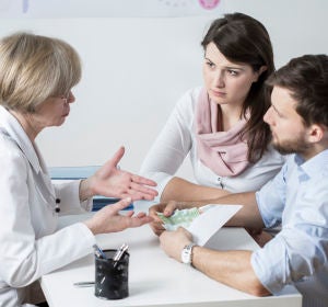 Pareja en consulta médica Pareja en consulta médica