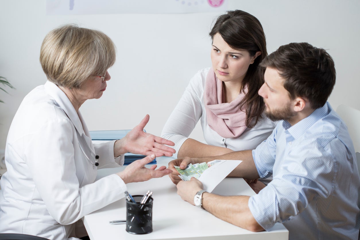 Tertulia de médicos: ¿El trato entre médico y paciente es cada vez menos cercano? Tertulia de médicos: ¿El trato entre médico y paciente es cada vez menos cercano?