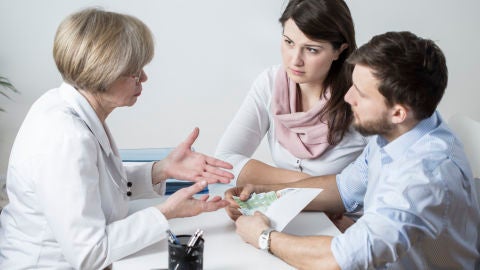 Pareja en consulta m&eacute;dica