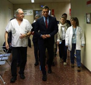 Sánchez en el hospital visitando a los agentes heridos Sánchez en el hospital visitando a los agentes heridos
