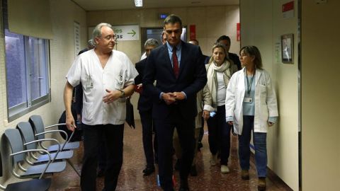 S&aacute;nchez en el hospital visitando a los agentes heridos