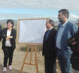 Zamora y Caballero han presentado en La Atalaya el proyecto de ampliación del parque Zamora y Caballero han presentado en La Atalaya el proyecto de ampliación del parque