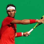 Rafa Nadal devuelve la bola en un partido