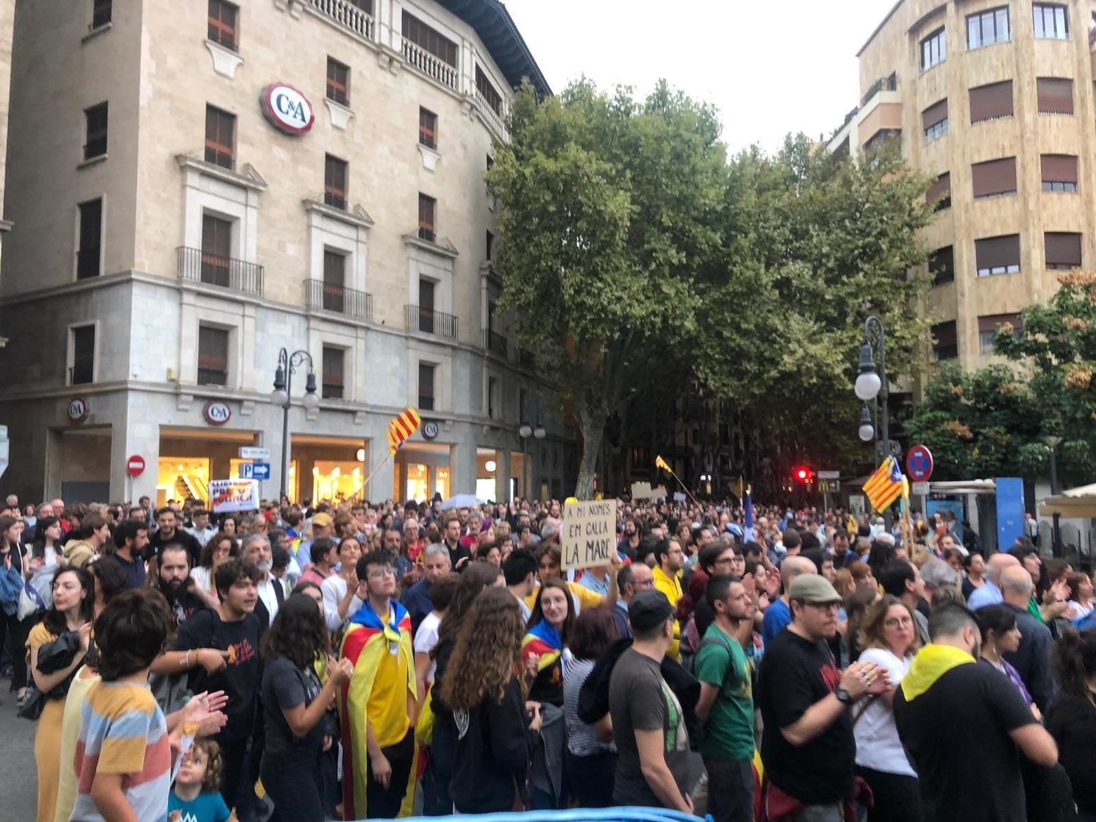 Un total de 4.800 personas se manifiestan en Palma por la libertad de los políticos catalanes presos Un total de 4.800 personas se manifiestan en Palma por la libertad de los políticos catalanes presos