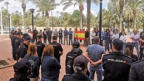 Concentración en la Comisaría del Cuerpo Nacional de la Policía de Elche. Concentración en la Comisaría del Cuerpo Nacional de la Policía de Elche.