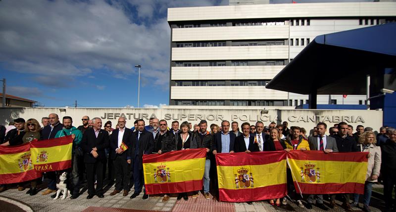 Cientos de personas muestran su apoyo a los policías desplegados en Cataluña Cientos de personas muestran su apoyo a los policías desplegados en Cataluña