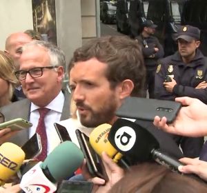 Casado exige a Sánchez que aplique la ley y no negocie con Torra Casado exige a Sánchez que aplique la ley y no negocie con Torra