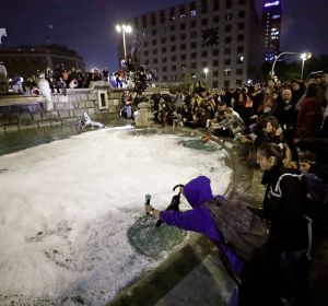 Centenares de personas vierten jabón en la fuente de Plaza España, en Barcelona Centenares de personas vierten jabón en la fuente de Plaza España, en Barcelona