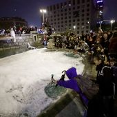 Centenares de personas vierten jabón en la fuente de Plaza España, en Barcelona