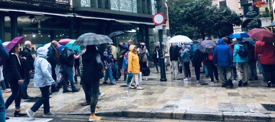 Ciudadanos paseando bajo la lluvia en el centro de Palma. Ciudadanos paseando bajo la lluvia en el centro de Palma.