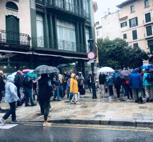 Ciudadanos paseando bajo la lluvia en el centro de Palma. Ciudadanos paseando bajo la lluvia en el centro de Palma.