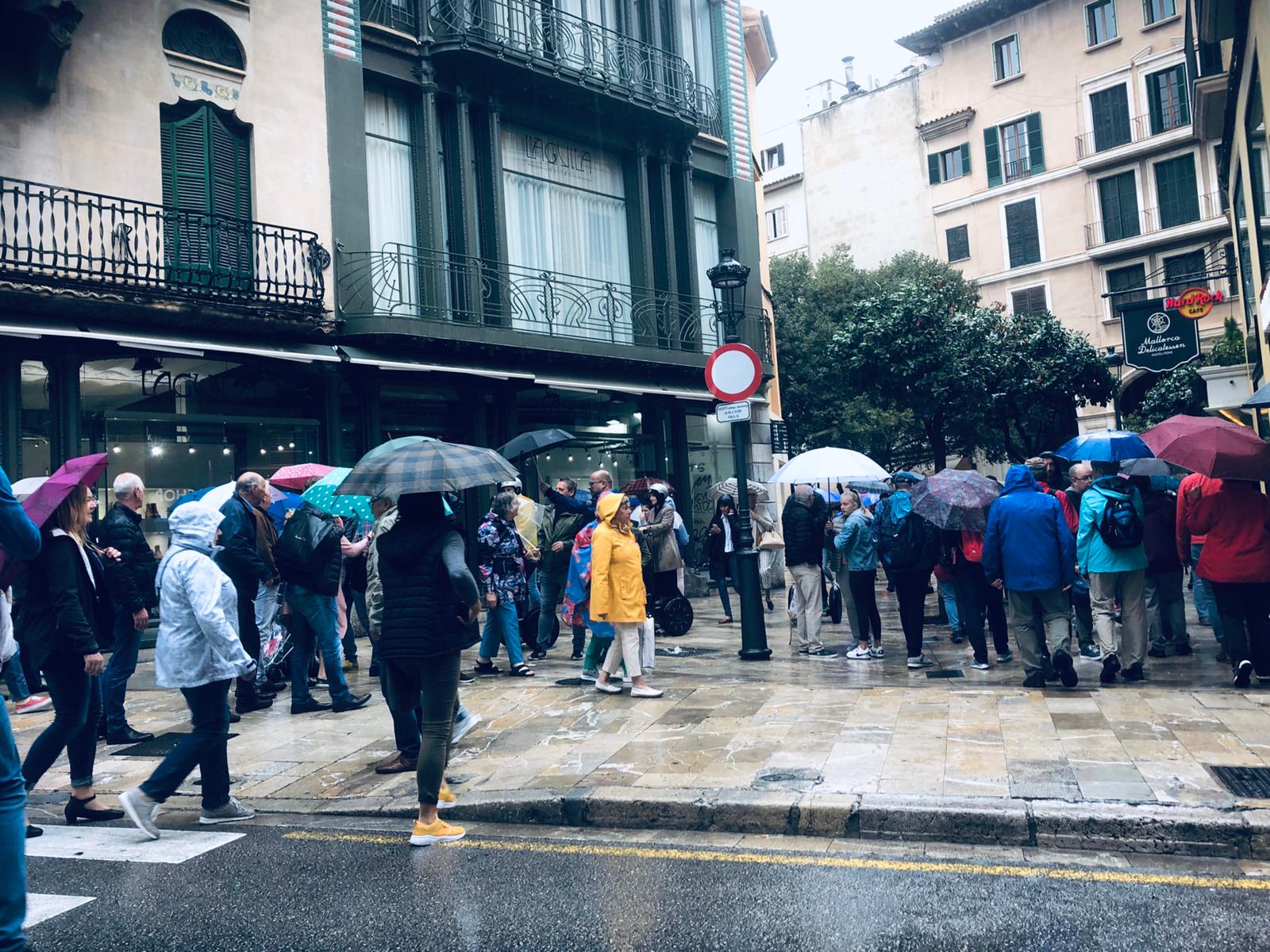 Las tormentas dejan 11 incidentes menores y algunas averías eléctricas en Mallorca Las tormentas dejan 11 incidentes menores y algunas averías eléctricas en Mallorca