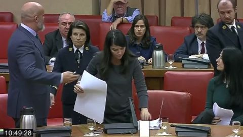 Momento de la expulsi&oacute;n de Macarena Olona de la Diputaci&oacute;n Permanente