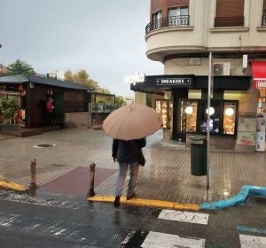 Un ciudadano camina con un paraguas en Elche. Un ciudadano camina con un paraguas en Elche.
