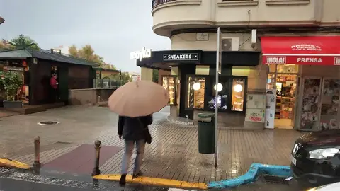 Un ciudadano camina con un paraguas en Elche. Un ciudadano camina con un paraguas en Elche.