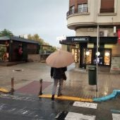 Un ciudadano camina con un paraguas en Elche.