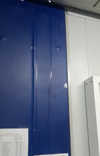 Con la lluvia vuelven las goteras a los barracones del colegio Las Bayas Con la lluvia vuelven las goteras a los barracones del colegio Las Bayas