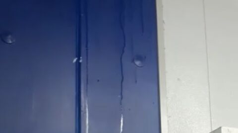 Gotera en uno de los barracones del colegio Las Bayas de Elche.