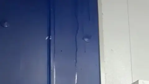 Gotera en uno de los barracones del colegio Las Bayas de Elche. Gotera en uno de los barracones del colegio Las Bayas de Elche.