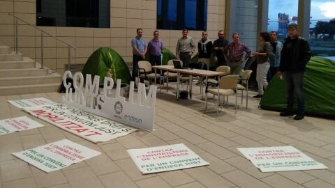 Cuatro delegados de Gesa Endesa est&aacute;n acampados desde en las oficinas de Sant Joan de D&eacute;u en apoyo a los compa&ntilde;eros encerrados en los diferentes centros de la multinacional ante la necesidad de un convenio justo.