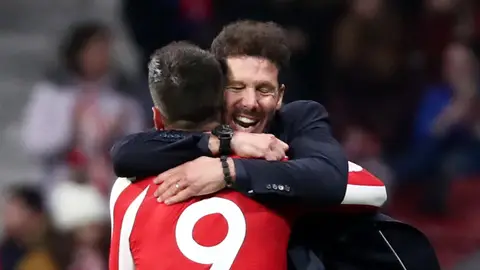 Morata y Simeone se abrazan Morata y Simeone se abrazan