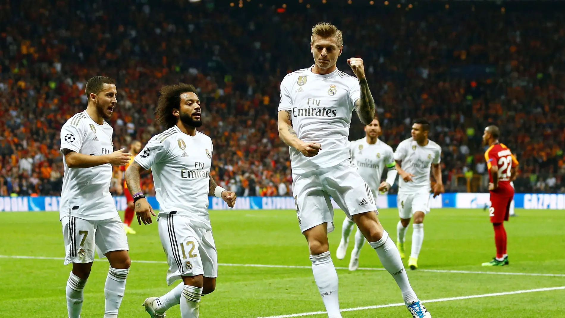 Toni Kroos celebra su gol al Galatasaray